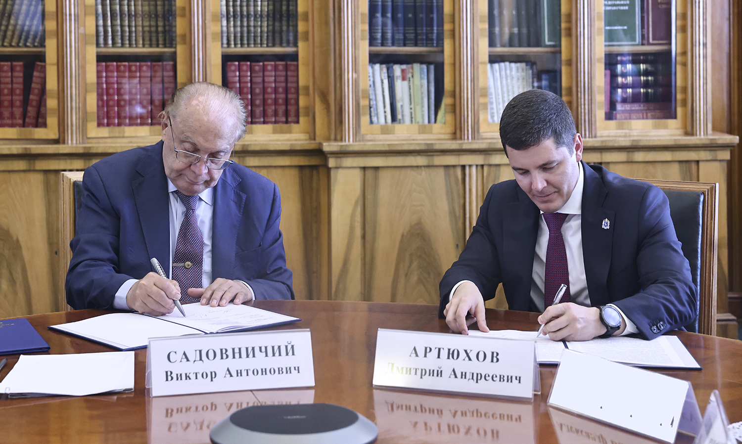 МГУ и ЯНАО заключили договоры о сотрудничестве в арктической экономике и экологии