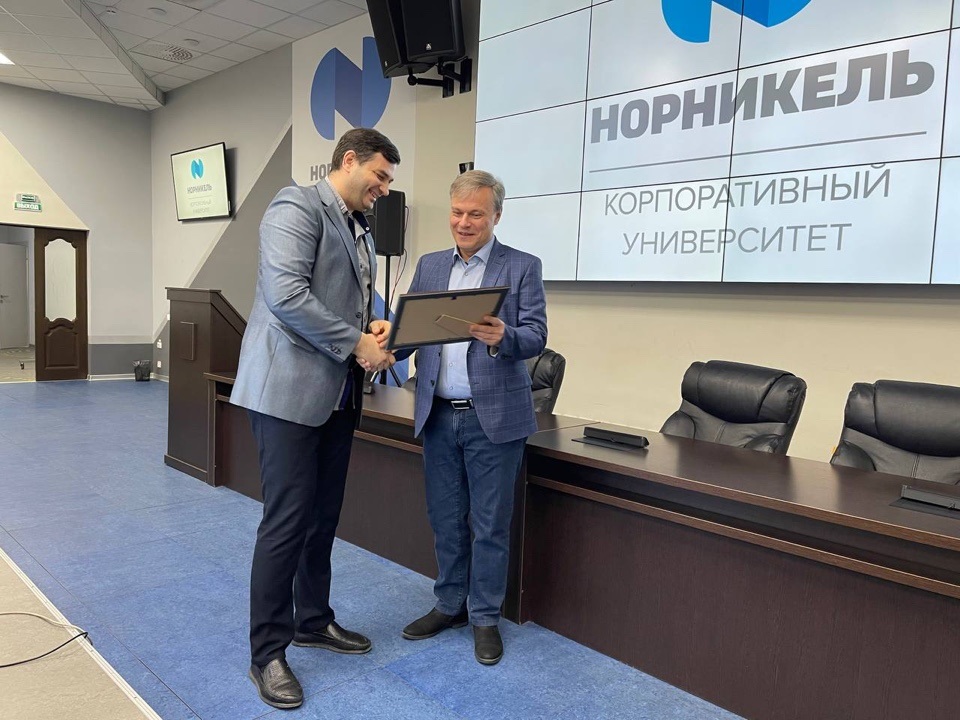В корпоративном университете «Норильский никель» 50 специалистов Заполярного филиала (ЗФ) «Норникеля» получили сертификаты об обучении